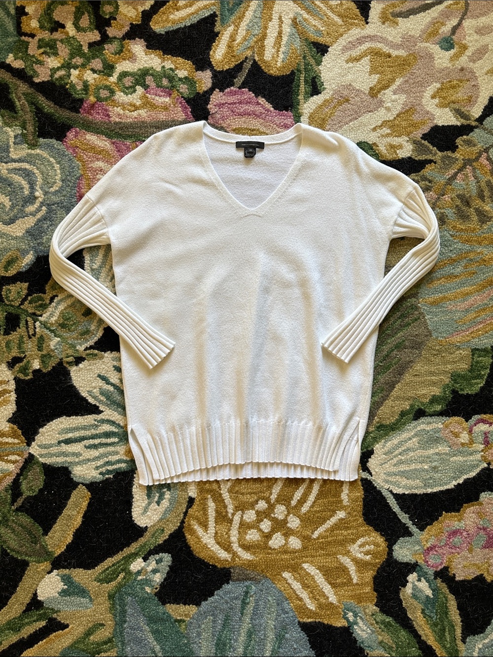 FRENCH CONNECTION - Off- White V-Neck Sweater with Ribbed Sleeve Detail - XS
